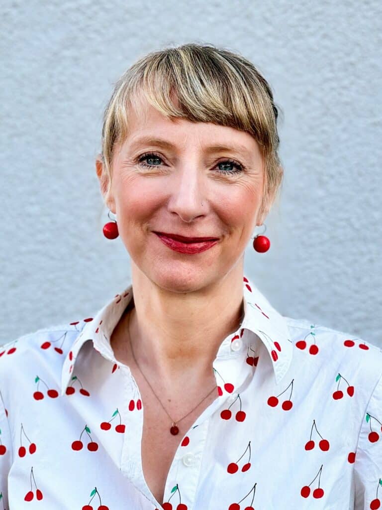Portrait of author Anja Körner against a gray background